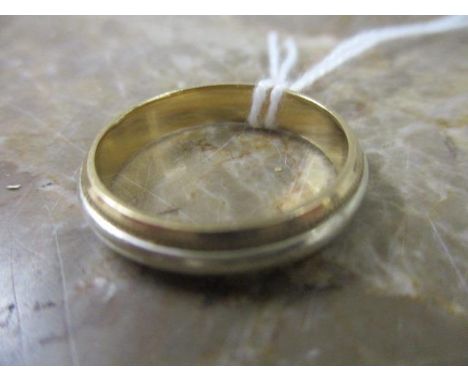 A 9ct white and yellow gold ring, 5g 