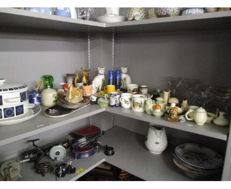 Mixed ceramics to include miscellaneous teacups and saucers, Babycham glasses and other items 