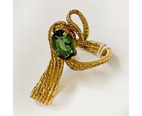 18CT GOLD RIBBON RING WITH GREEN STONE - SIZE K - 7.9 GRAMS APPROX