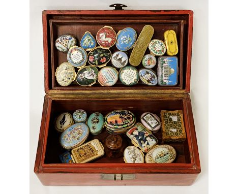 HALCYON DAYS SNUFF BOX COLLECTION IN WOODEN BOX