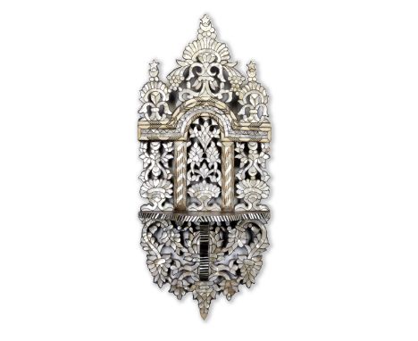Of typical shape,  the turban holder shelf slanting forward at 2/3 of the full height. The decoration consisting of mother-of