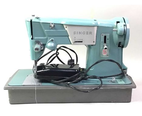 VINTAGE SINGER SEWING MACHINE, with carry case