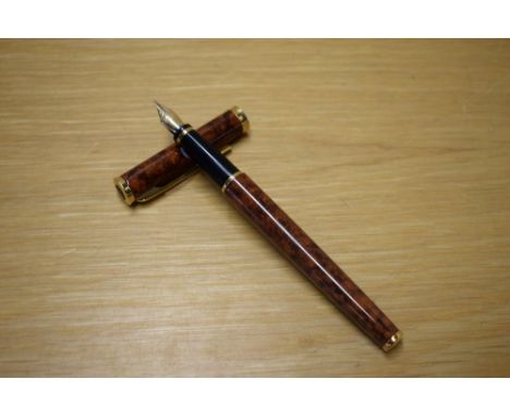 A Waterman Gentleman converter fill fountain pen in Thuya having Waterman Paris 18K 750 nib
