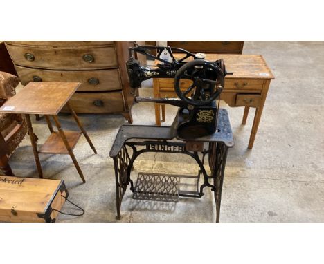  Sale Item:    VINTAGE SINGER SEWING MACHINE   Vat Status:   No Vat   Buyers Premium:  This lot is subject to a Buyers Premiu
