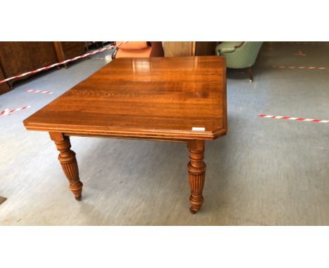  Sale Item:    OAK EXTENDING D R TABLE C/W 2 LEAVES  Vat Status:   No Vat   Buyers Premium:  This lot is subject to a Buyers 