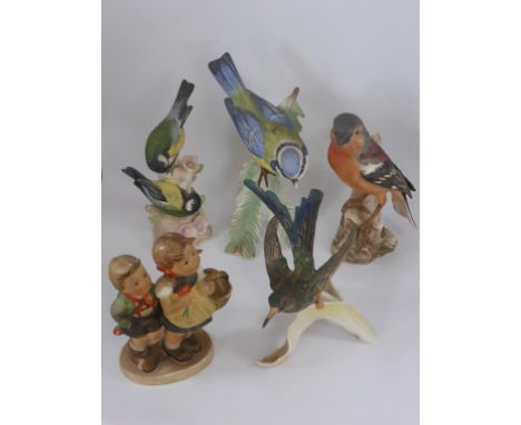 GOEBEL FIGURE GROUP AND 4 GOEBEL BIRDS