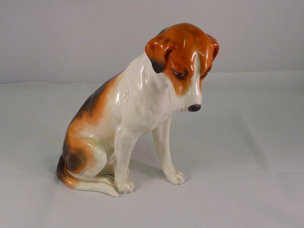 ROYAL WORCESTER DOG 2994 A SEATED HOUND, APPROX. 18.5 cm