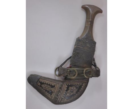 ARABIC HORN HANDLED WHITE METAL KNIFE WITH CURVED BLADE AND SCABBARD, OVERALL LEGTH APPROX. 29.5 cm, BLADE APPROX.14.5 cm