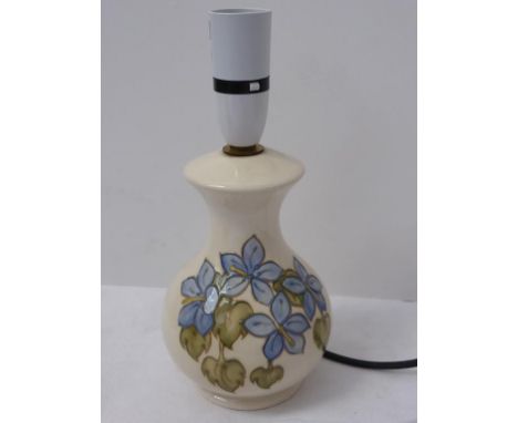 MOORCROFT LAMP DECORATED WITH BLUE FLOWERS ON AN IVORY GROUND, APPROX. 18 cm EXCL. FITTING