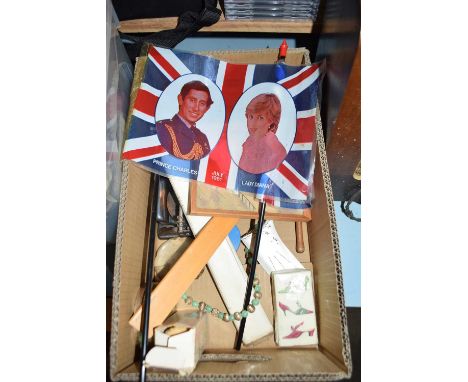 BOX OF MIXED ITEMS TO INCLUDE WADE WHIMSIES, ROYAL WEDDING 1981 COLLECTABLES AND OTHER ASSORTED ITEMS
