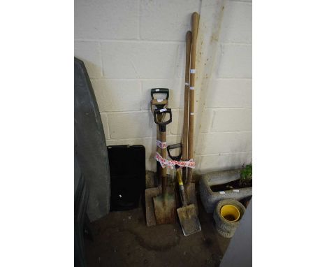 MIXED LOT: VARIOUS SPADES, GARDEN TOOLS ETC