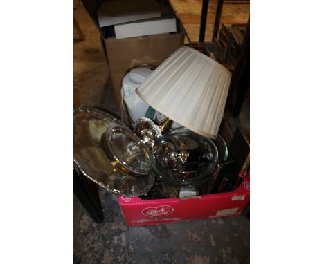 A TRAY OF SUNDRIES TO INCLUDE SILVER PLATED WARE, BRASS LAMP, FLATWARE ETC
