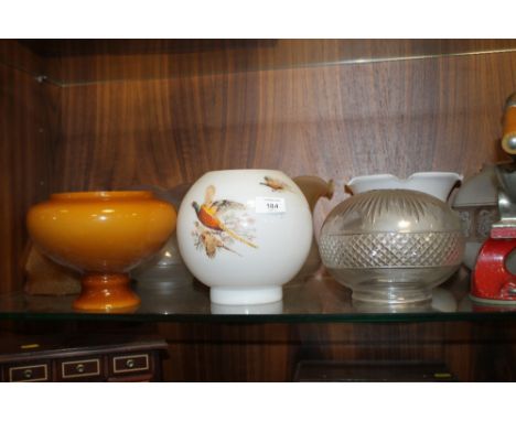 A SELECTION OF VINTAGE OIL LAMP SHADES TO INCLUDE RETRO EXAMPLES  