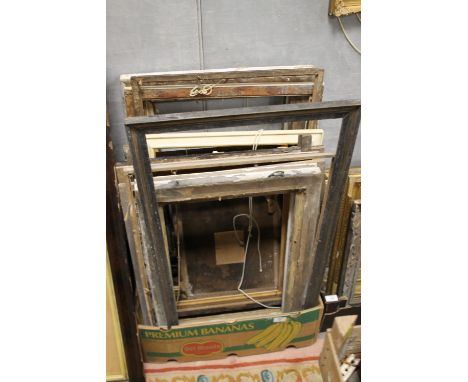 A TRAY OF ASSORTED VINTAGE PICTURE FRAMES 