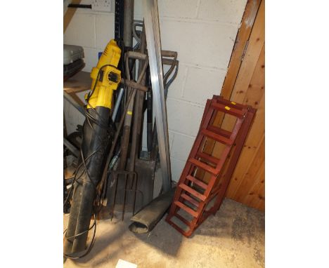 AN ELECTRIC LEAF BLOWER / VAC TOGETHER WITH HAND TOOLS AND CAR RAMPS