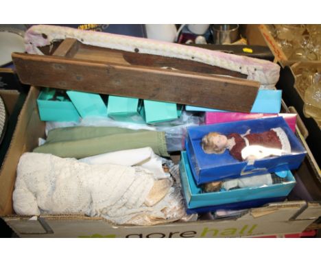 A TRAY OF COLLECTABLE DOLLS, VINTAGE LINEN ETC.