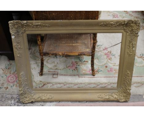 A LARGE VINTAGE GILT PICTURE FRAME 