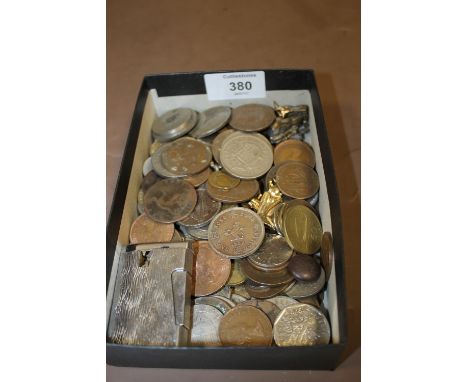 A TRAY OF ASSORTED COINAGE TOGETHER WITH A RONSON LIGHTER 