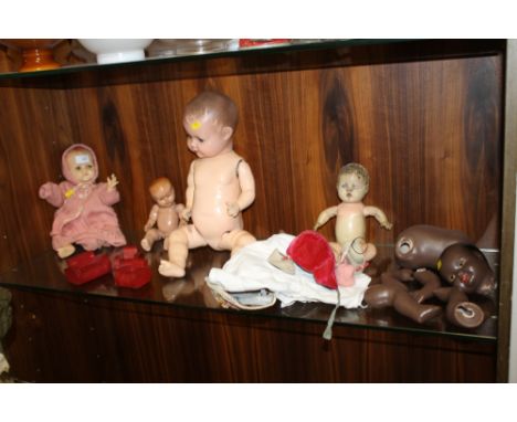 A COLLECTION OF VINTAGE DOLLS TO INCLUDE PORCELAIN EXAMPLES 