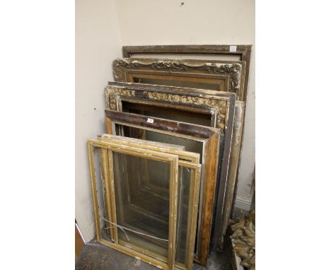 A SELECTION OF VINTAGE PICTURE FRAMES TO INCLUDE GILT EXAMPLES 