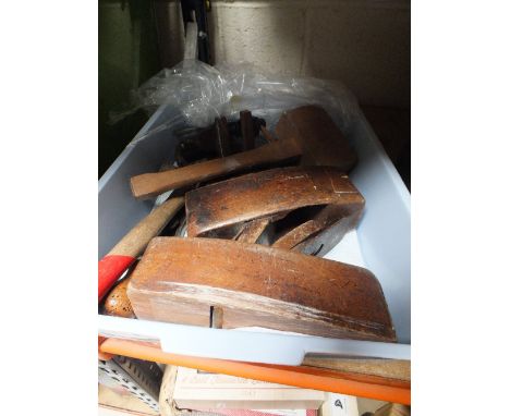A TRAY OF WOODWORKING TOOLS  TO INCLUDE PLANES 