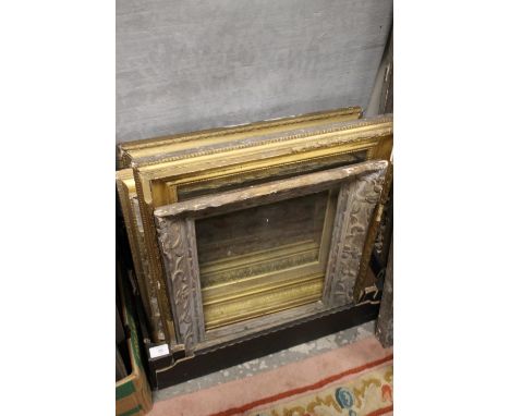 A TRAY OF VINTAGE GILDED PICTURE FRAMES 