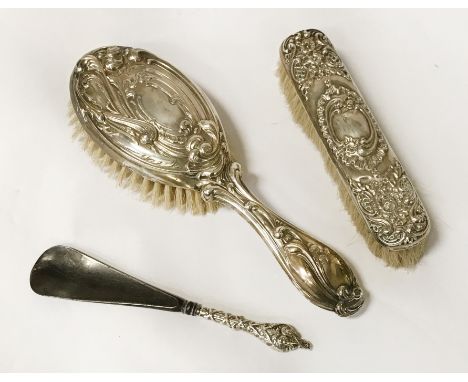 HM SILVER ART NOUVEAU BRUSHES &amp; SHOEHORN