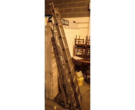 Extending aluminium ladder and an aluminium step ladder 