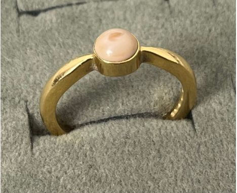 18ct yellow gold ring set with a single pearl. [3.39grams] [Ring Size M] 