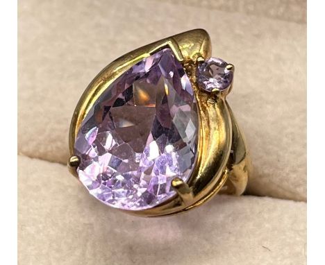 A Large 9ct and Amethyst gem stone ring. [Ring size N] [7.96Grams] 