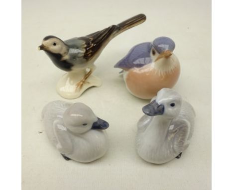 Two Royal Copenhagen Ducklings no. 361 & 362 and Robin no. 127 and a Goebel bird (4) Condition Report Click here for further 