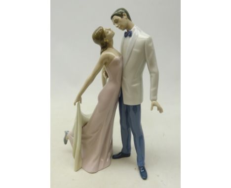 Lladro figure 'Happy Anniversary' no. 6475, H32cm  Condition Report Excellent condition. Click here for further images, condi