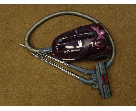 Electrolux 'Cyckoniclite' Z7108 1600W vacuum cleaner (This item is PAT tested - 5 day warranty from date of sale) Condition R