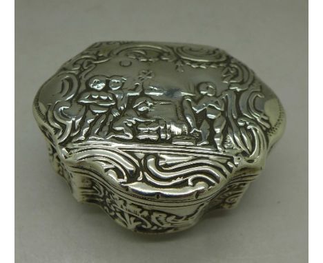 A silver embossed snuff box with London import hallmark for 1891, 38g