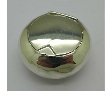 A silver circular snuff box, Chester 1898, 22g