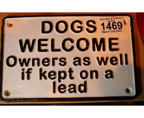 Cast iron Dogs Welcome sign, L: 20 cm. P&amp;P Group 1 (£14+VAT for the first lot and £1+VAT for subsequent lots) 