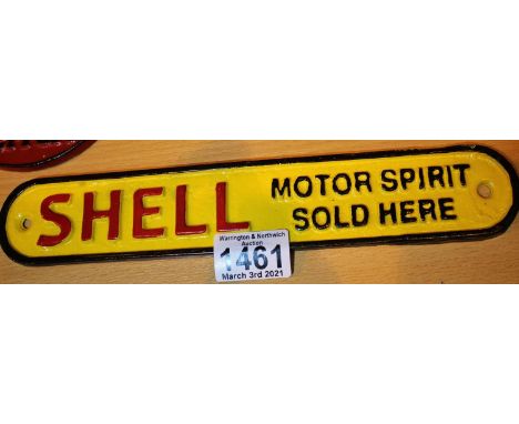Cast iron Shell sign, L: 28 cm. P&amp;P Group 2 (£18+VAT for the first lot and £3+VAT for subsequent lots) 