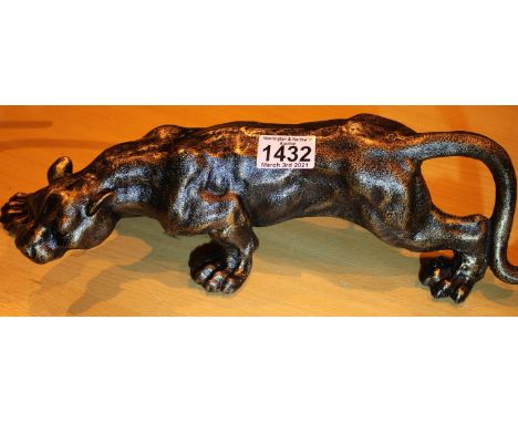 Cast iron Lion, L: 41 cm. P&amp;P Group 2 (£18+VAT for the first lot and £3+VAT for subsequent lots) 