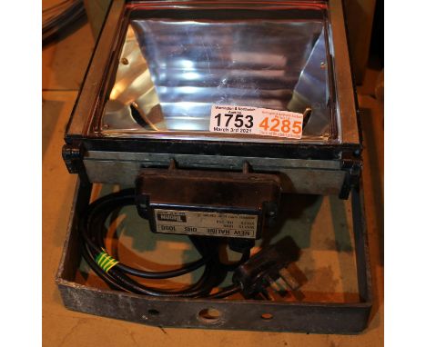 1000w halogen wall mounted light working at lotting. Not available for in-house P&P, contact Paul O'Hea at Mailboxes on 01925