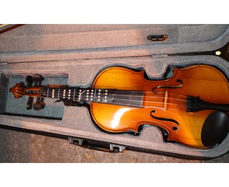 Cased Stagg 3/4 size studio violin with bow. P&amp;P Group 2 (£18+VAT for the first lot and £3+VAT for subsequent lots) 