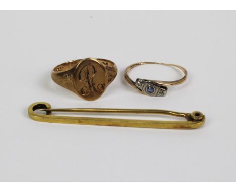 15ct gold bar brooch, Gent's 9ct gold signet ring and a yellow metal gemset ring (3) 