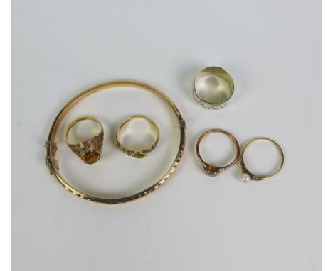 9ct gold bangle and five 9ct gold rings to include a white gold wedding band (6) 