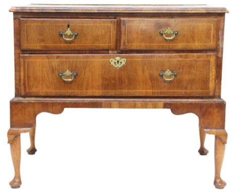 A GEORGIAN WALNUT VENEERED CHEST OF DRAWERS&nbsp; with rectangular cross banded veneer top over two short over one long drawe