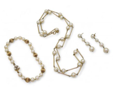 A PEARL SUITE comprising of a 9ct gold baton link chain, interspaced with 7.5mm cultured baroque pearls, length 68cm, weight 