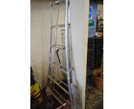 ALUMINIUM STEP LADDER