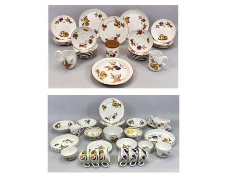 ROYAL WORCESTER EVESHAM OVEN TO TABLEWARE, APPROX. 50 PIECESProvenance: deceased estate, farmhouse clearance  Llŷn Peninsula