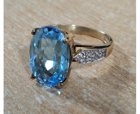 Hallmarked 9ct yellow gold ring with a large round cut Topaz,4.7 grams gross            Size J/K