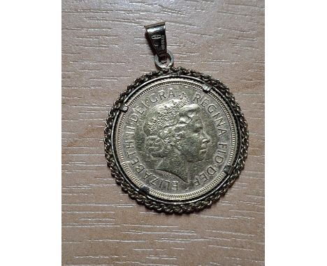 Full 2001 QEII Sovereign in a 9ct gold mount weight 9.5g