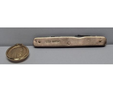 Charming 9ct gold circular pendant of the Madonna together with an unusual hallmarked 9ct gold covered pen-knife (2)Please no