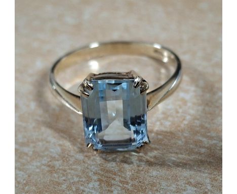 Hallmarked 9ct yellow gold ring with a large emerald cut Aquamarine, 2.5 grams gross Size o